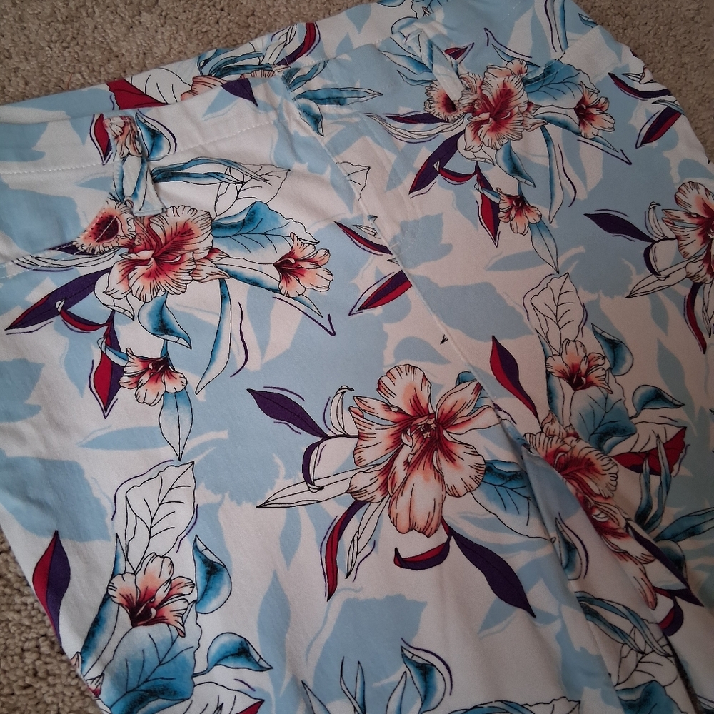 Floral Print Capris - Picture 2 of 9